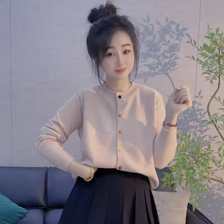 丹丹精选--886新款圆领彩色单排扣长袖针织开衫