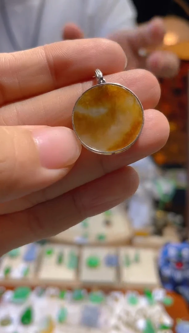 翡翠18K金镶嵌颈饰无事牌