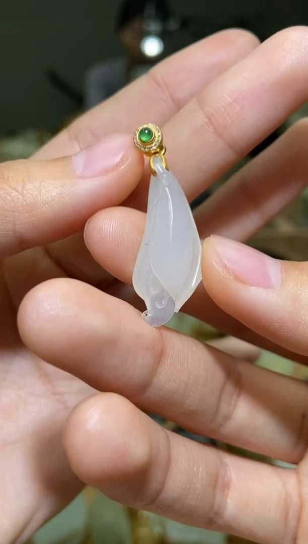 18K金镶嵌和田玉挂件新疆和田玉玉兰花挂件