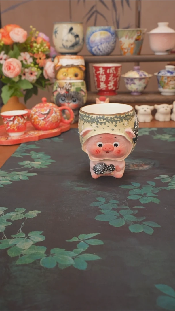菜老头  猪猪手握杯