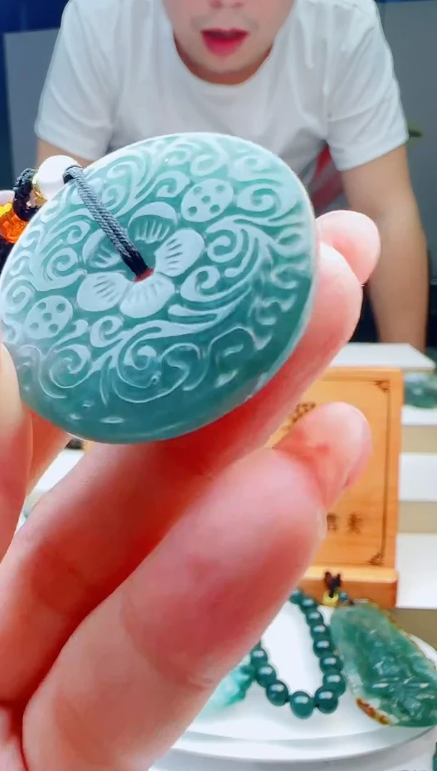 翡翠未镶嵌颈饰多样性发货其中一件