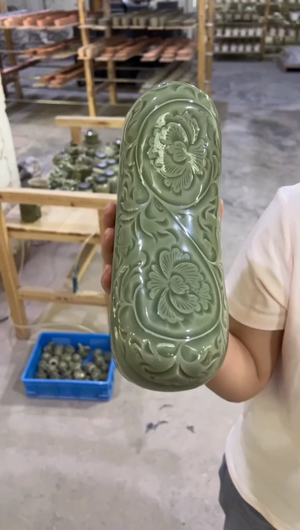 耀州窑青瓷牡丹纹枕头