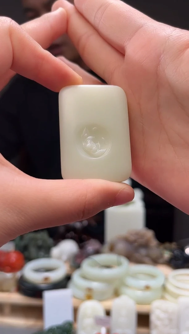 颈饰未镶嵌和田玉吊坠