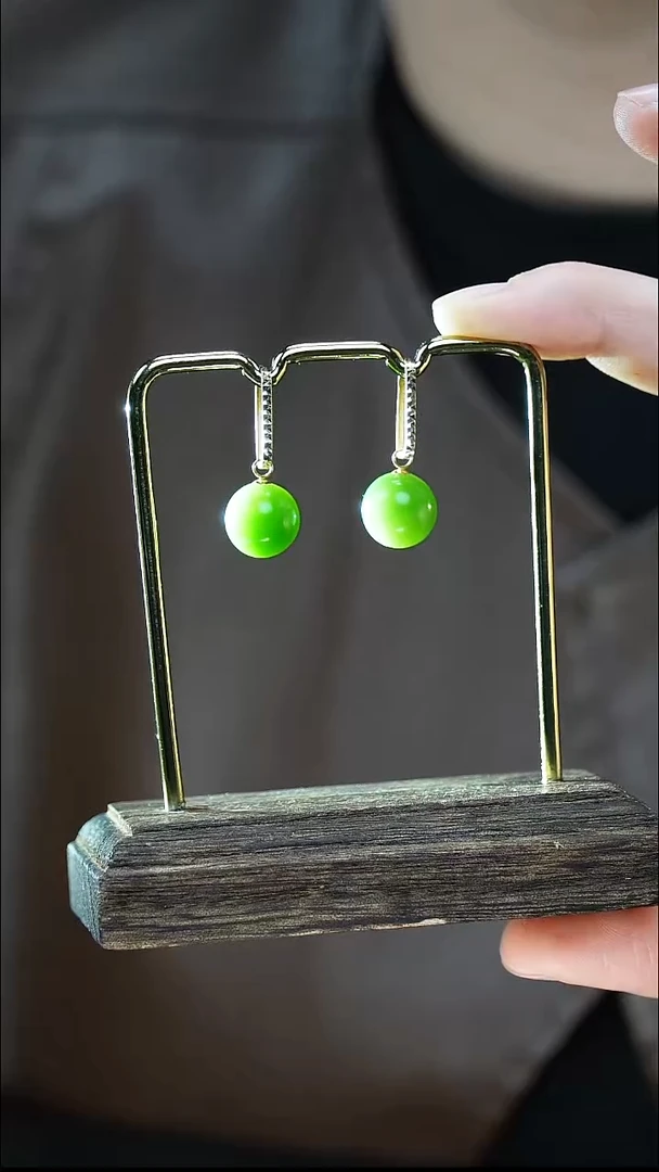 18K金镶嵌和田玉（碧玉）耳饰10