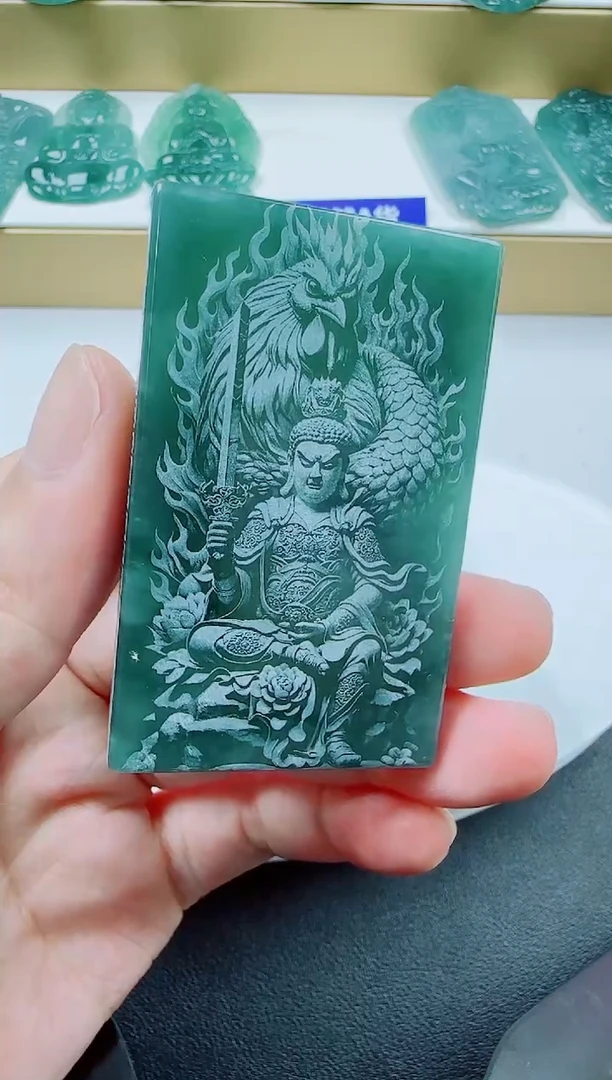 翡翠未镶嵌颈饰鸡本命佛