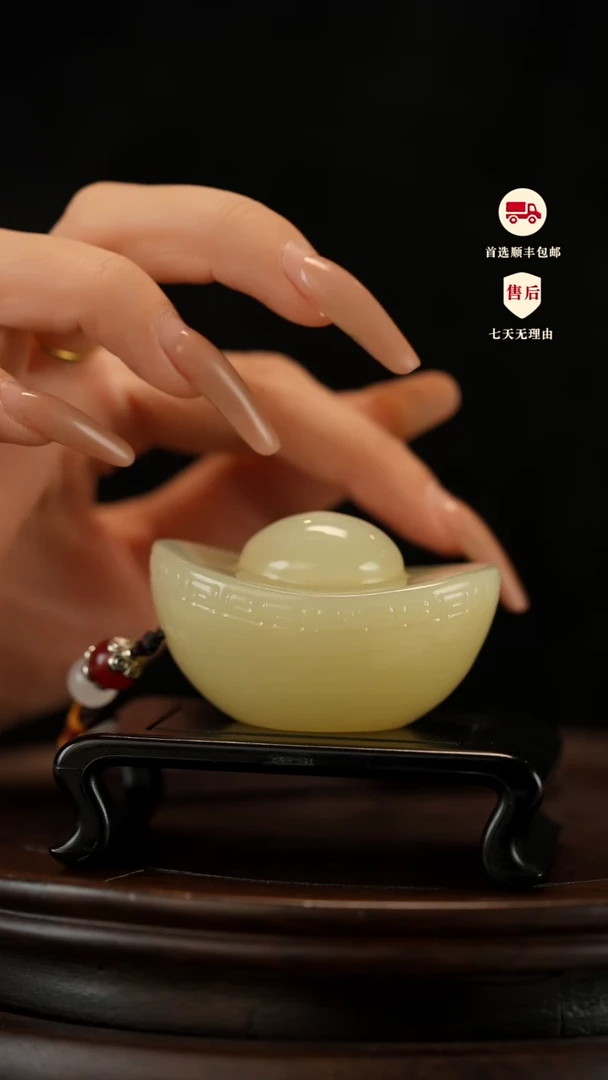 云南石竹叶青雕刻：元宝手把件摆件