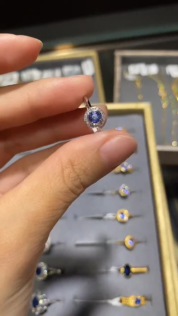 戒指蓝宝石18K金镶嵌
