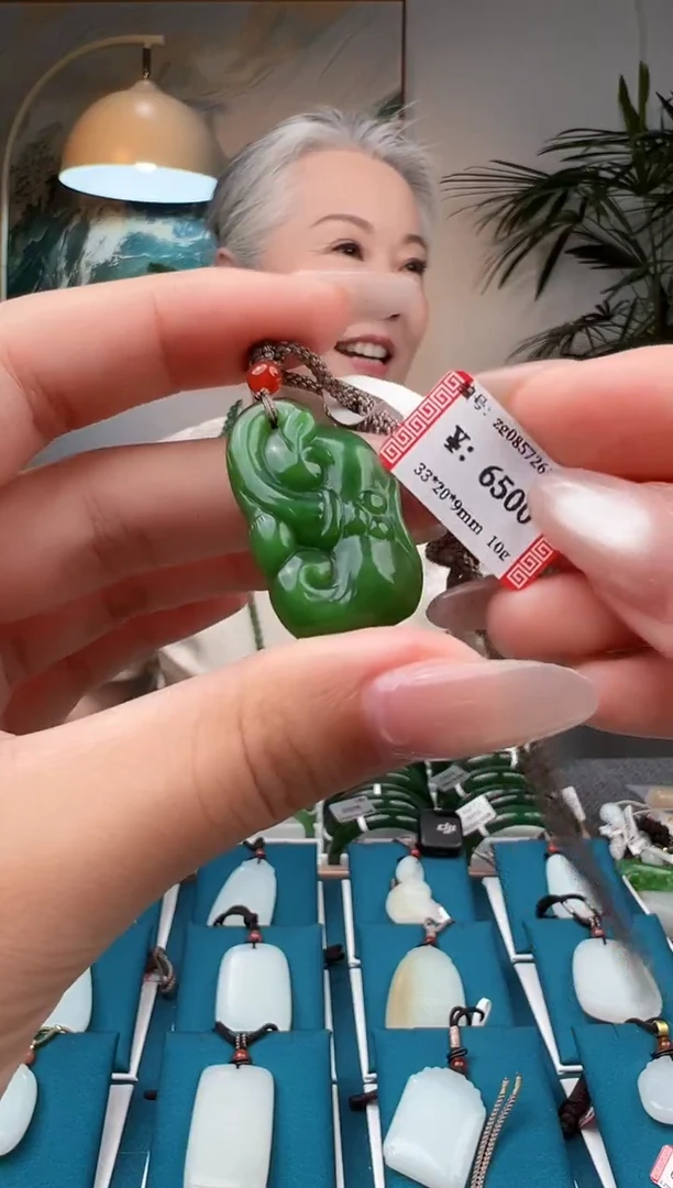 颈饰未镶嵌和田玉吊坠  XC