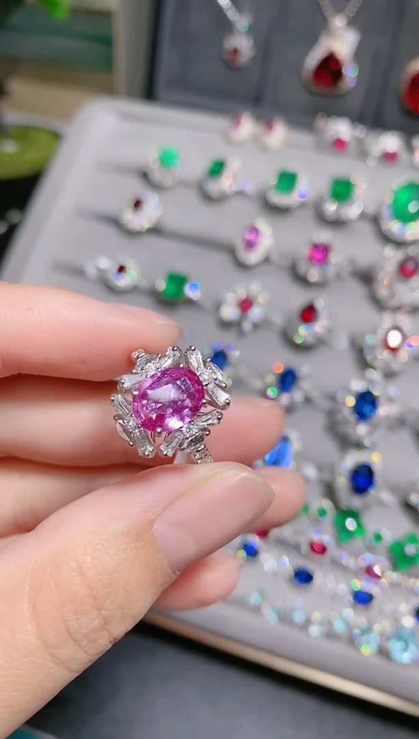 18K金戒指彩色蓝宝石18K金镶嵌.