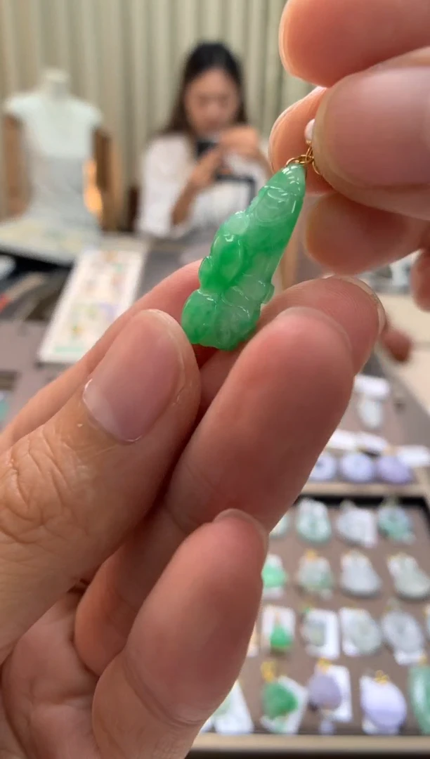 翡翠18K金镶嵌颈饰白菜