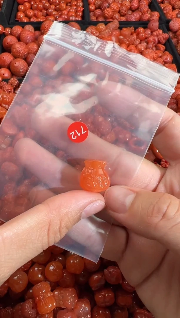 南红玛瑙未镶嵌颈饰1