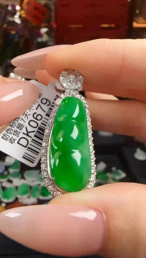 翡翠18K金镶嵌颈饰DK0679冰绿豆豆