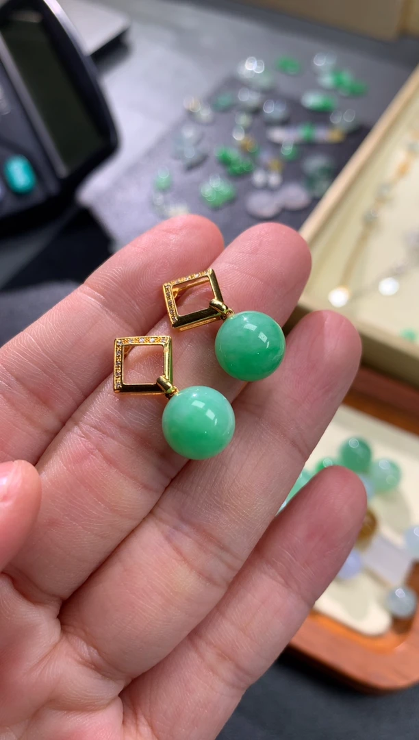 18K金镶嵌翡翠耳饰缅甸翡翠钻石镶嵌珠子一对约10