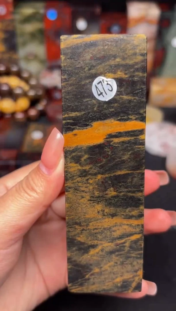 玉桂林鸡血玉摆件 编号：473