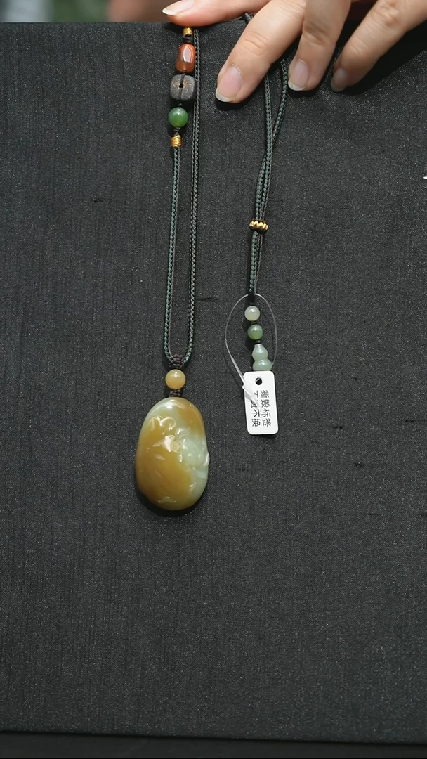 颈饰未镶嵌和田玉俏色荷花