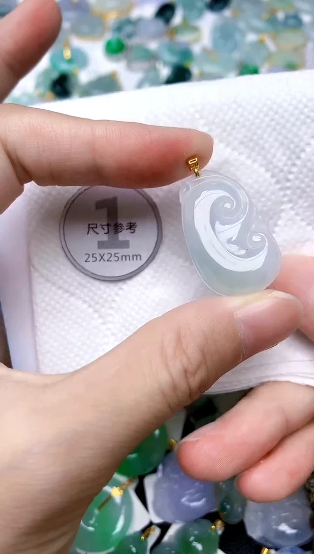 颈饰18K金镶嵌翡翠天然A货翡翠