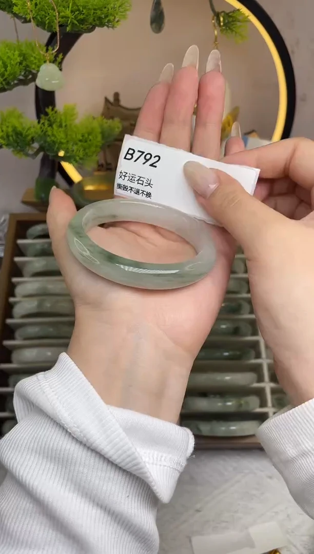 未镶嵌手镯石英质玉B792