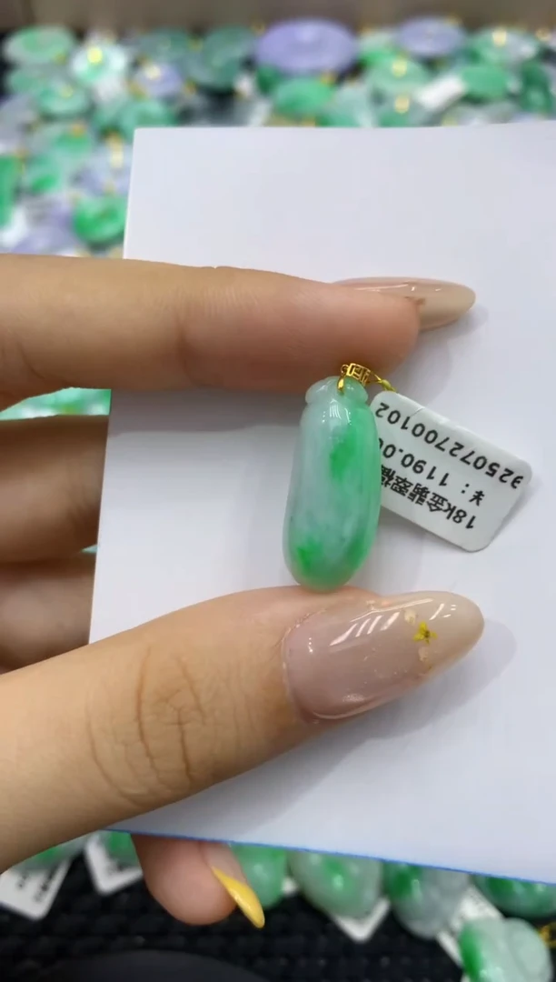颈饰18K金镶嵌翡翠天然缅甸翡翠A货
