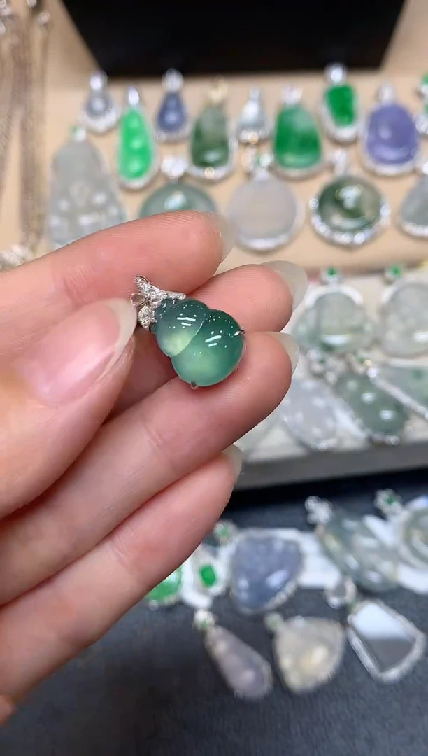 颈饰18K金镶嵌翡翠葫芦【无服务费