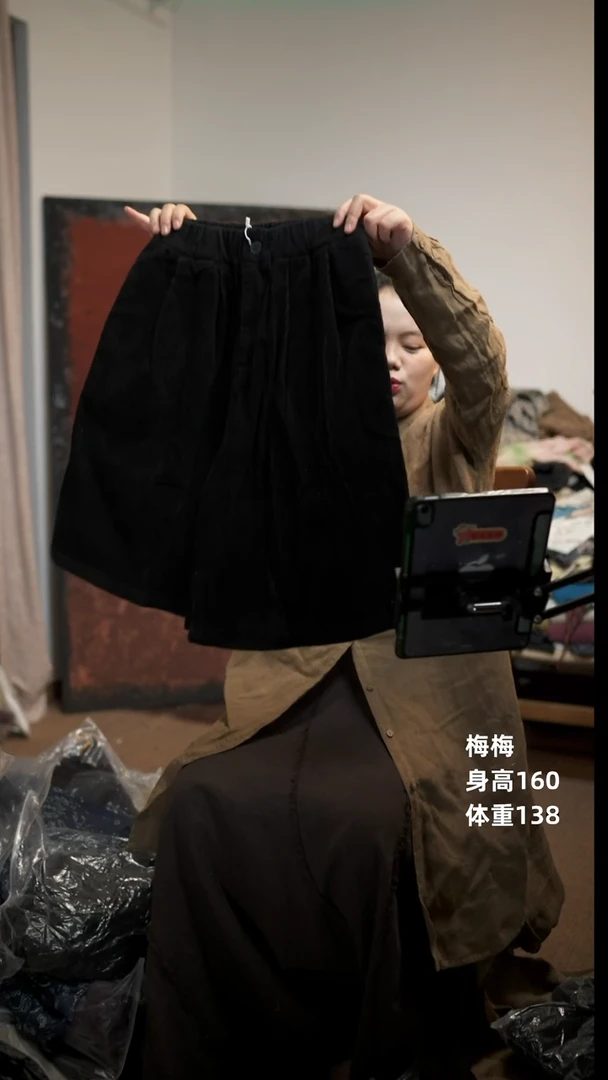 常规黑色灯芯绒短裤