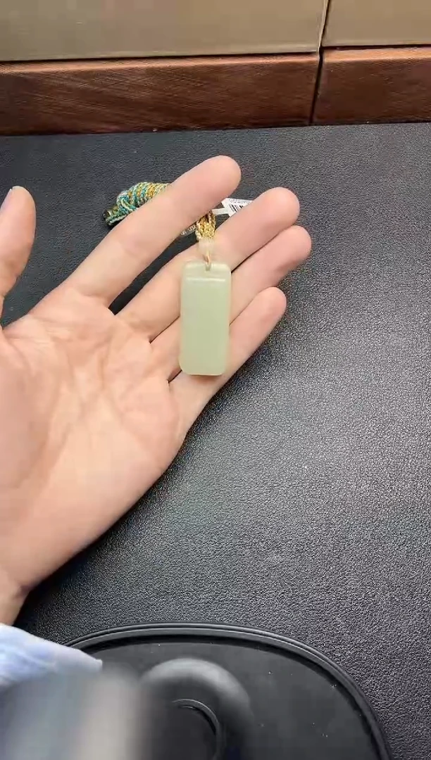 吊坠(赠链)未镶嵌和田玉且末微色差迪克兰一细吊坠