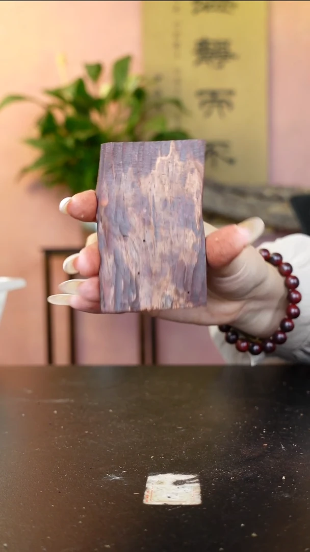 降真香烂*海南红降花梨公随形原料把件30克