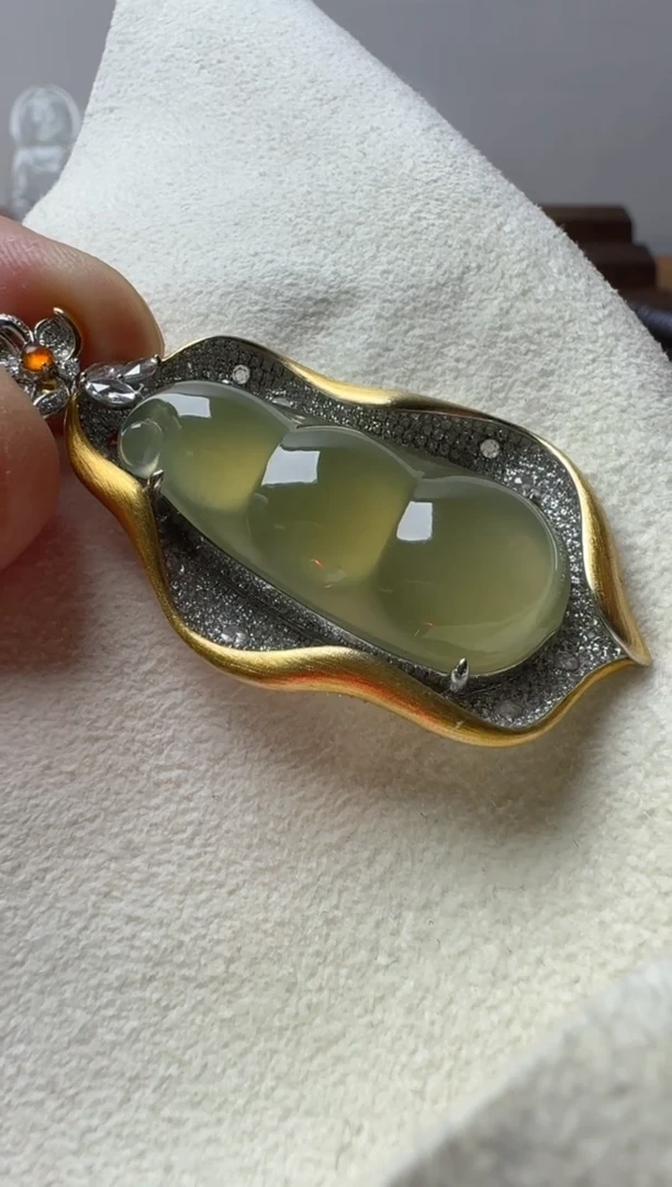 【闪购商品】翡翠颈饰18K金镶嵌豆子