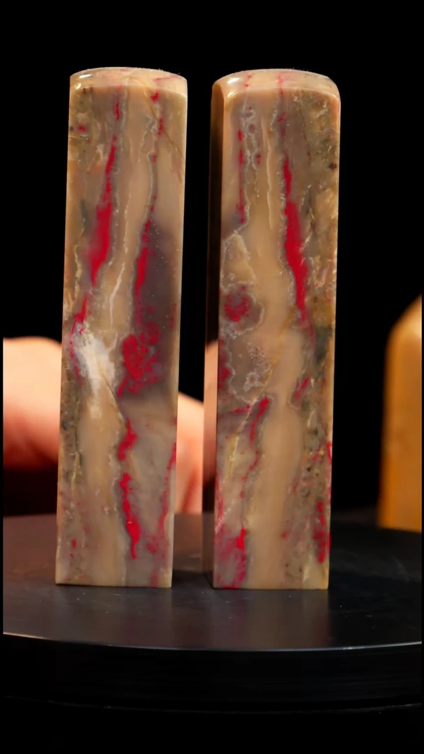 昌化石牛角冻鸡血石