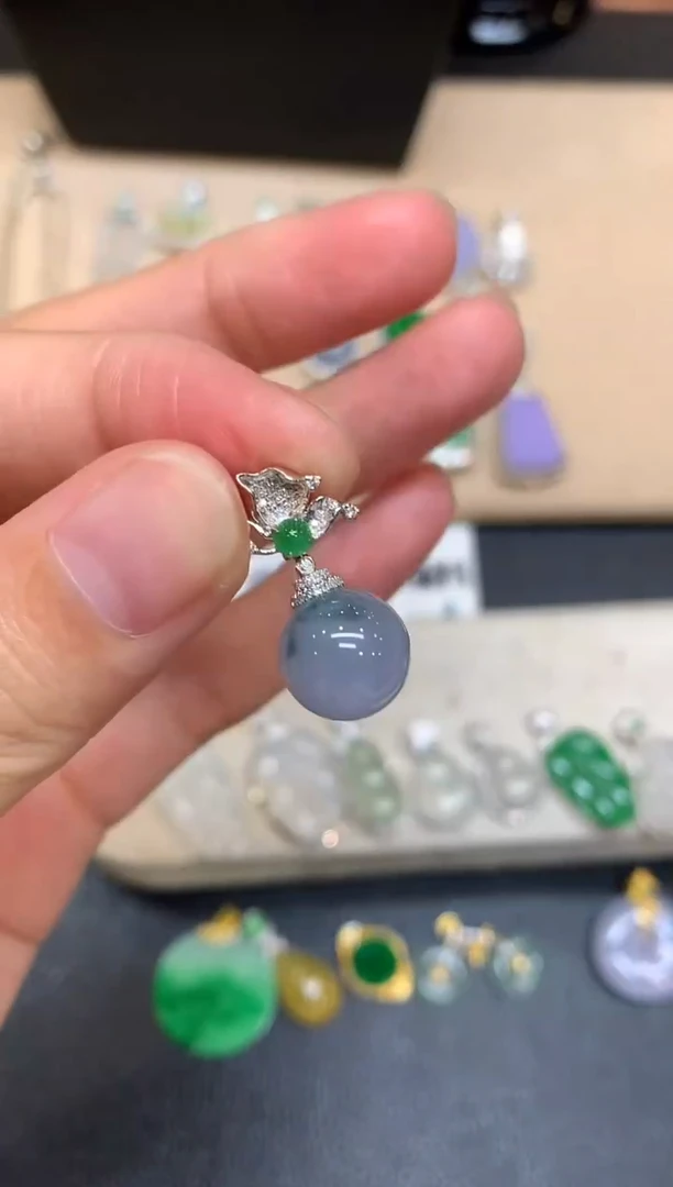 颈饰18K金镶嵌翡翠圆珠【无服务费