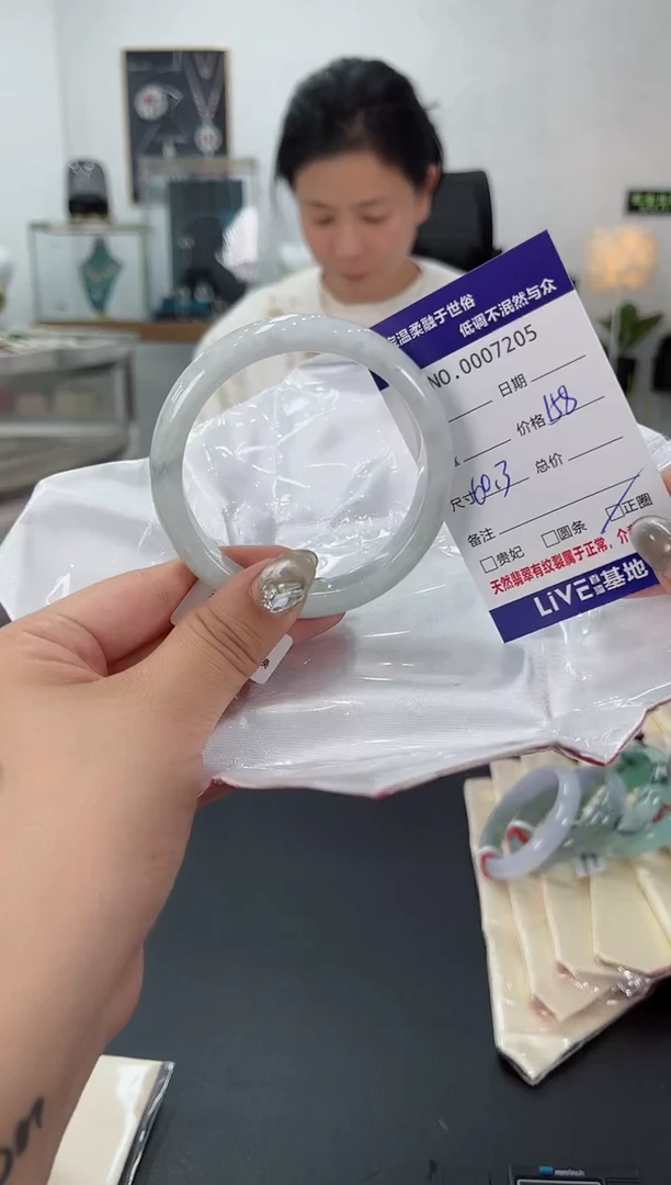 【闪购商品】翡翠手镯未镶嵌天然翡翠A货