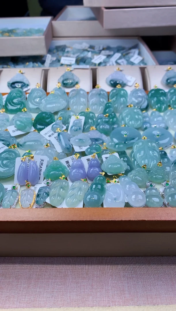 颈饰18K金镶嵌翡翠天然缅甸a货翡翠