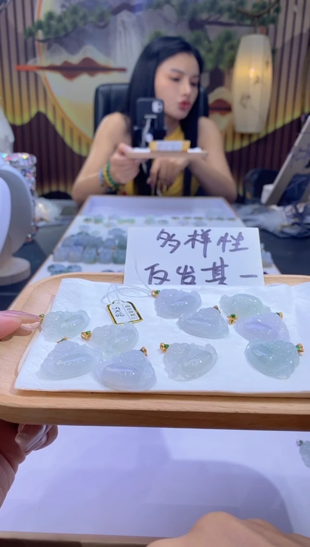 颈饰18K金镶嵌翡翠00003902