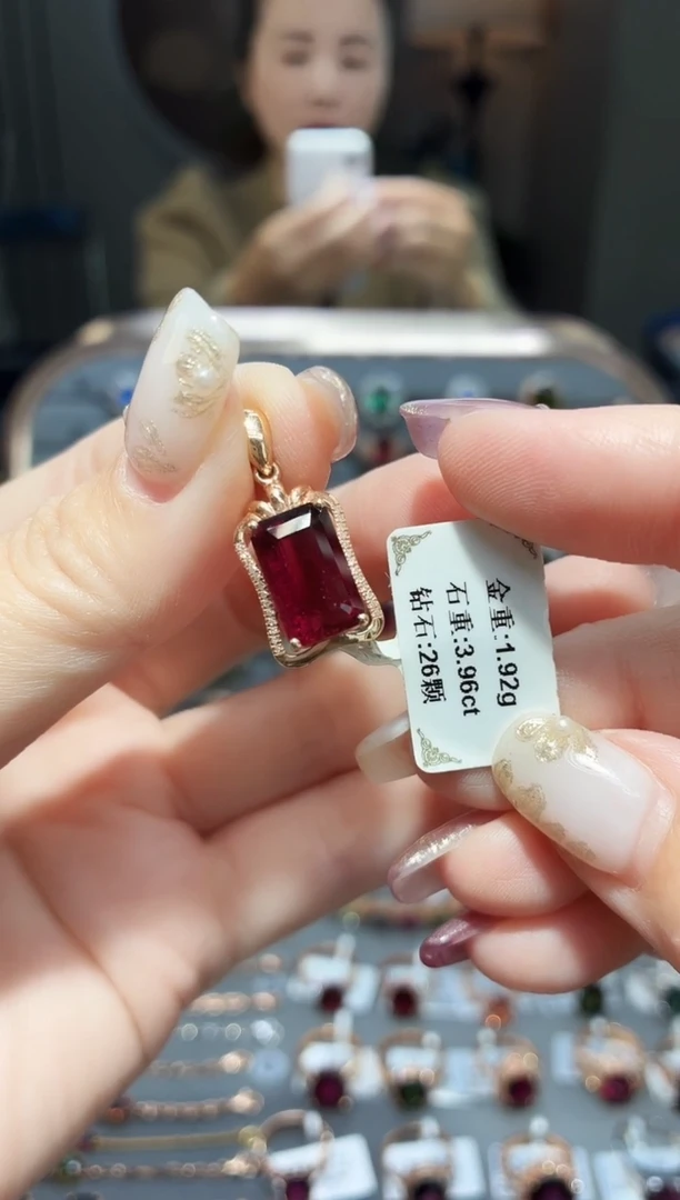 颈饰18K金镶嵌碧玺3.96