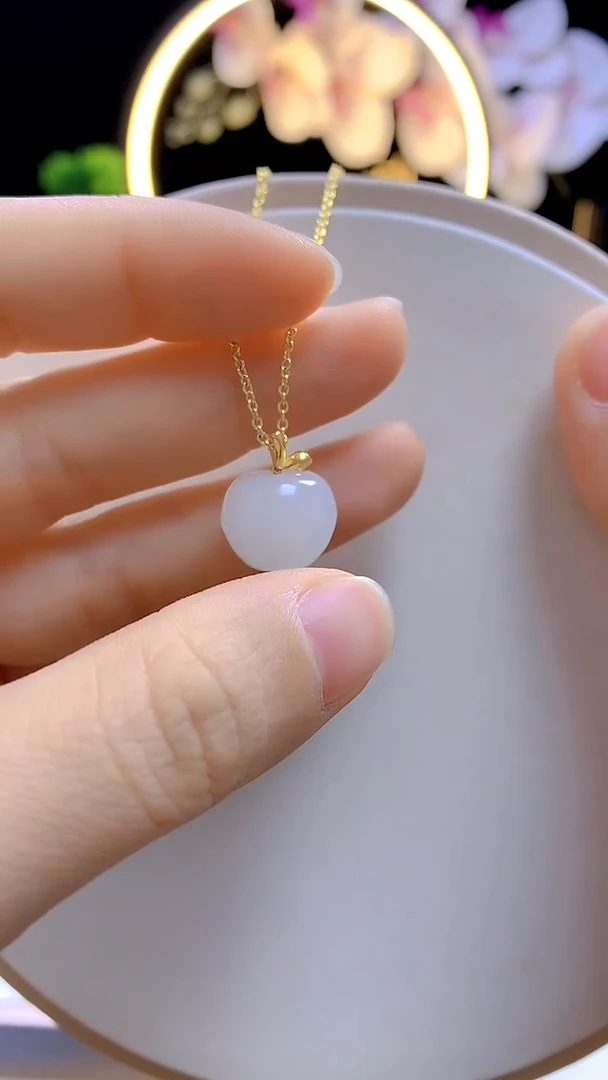 吊坠(赠链)18K金镶嵌和田玉立体苹果