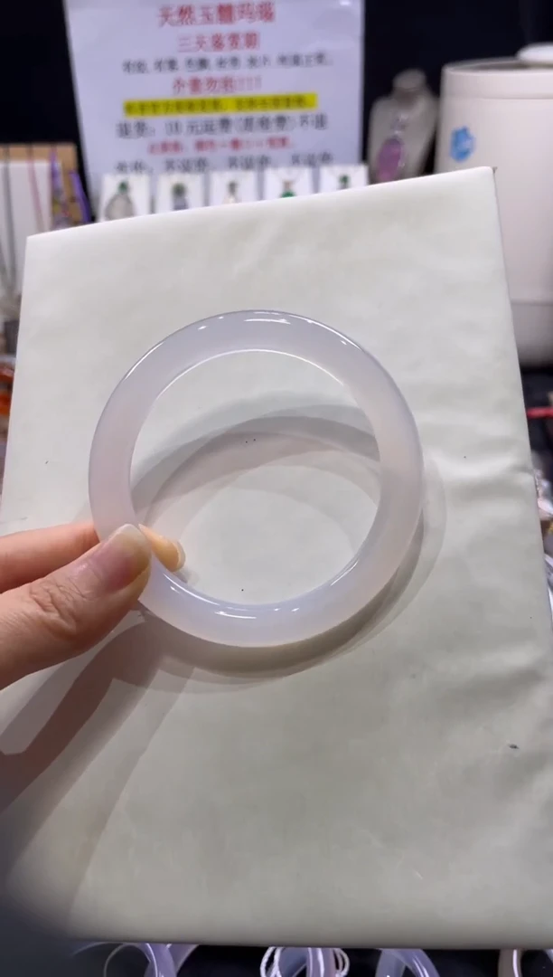 玛瑙/玉髓手镯未镶嵌不同角度不同光线色不同