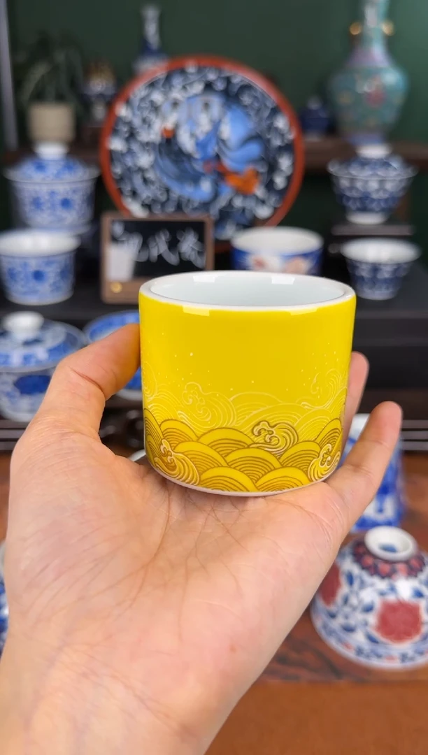 杯水造。 黄釉海水。 直口杯