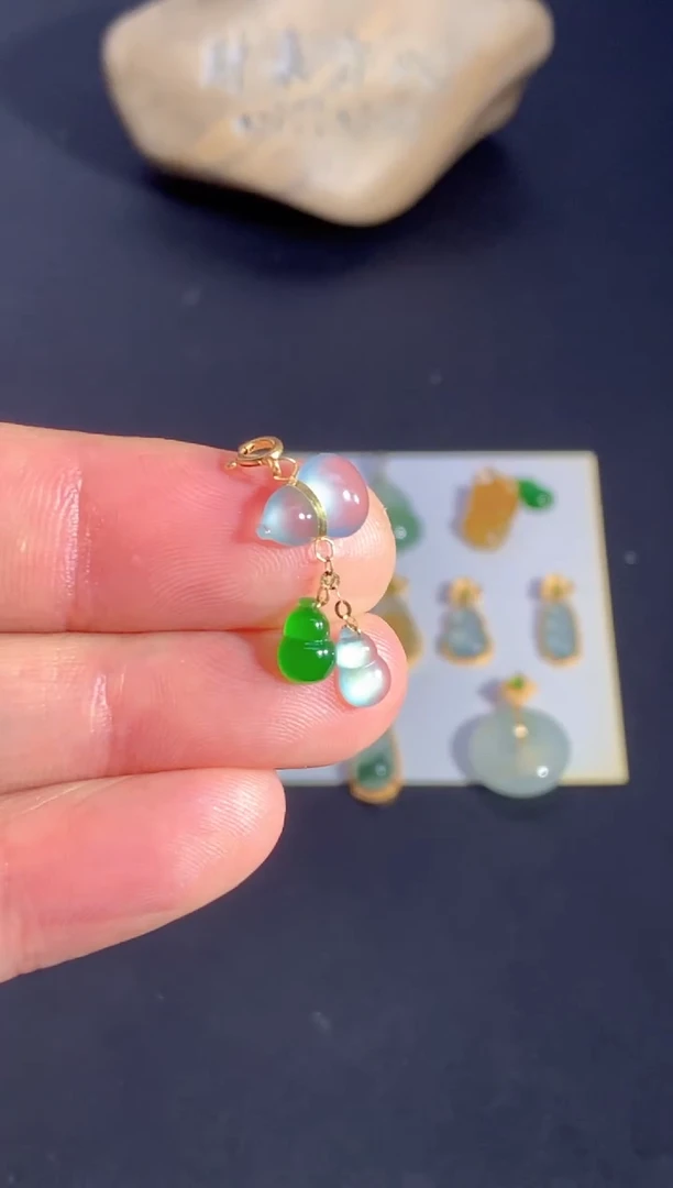 颈饰18K金镶嵌翡翠