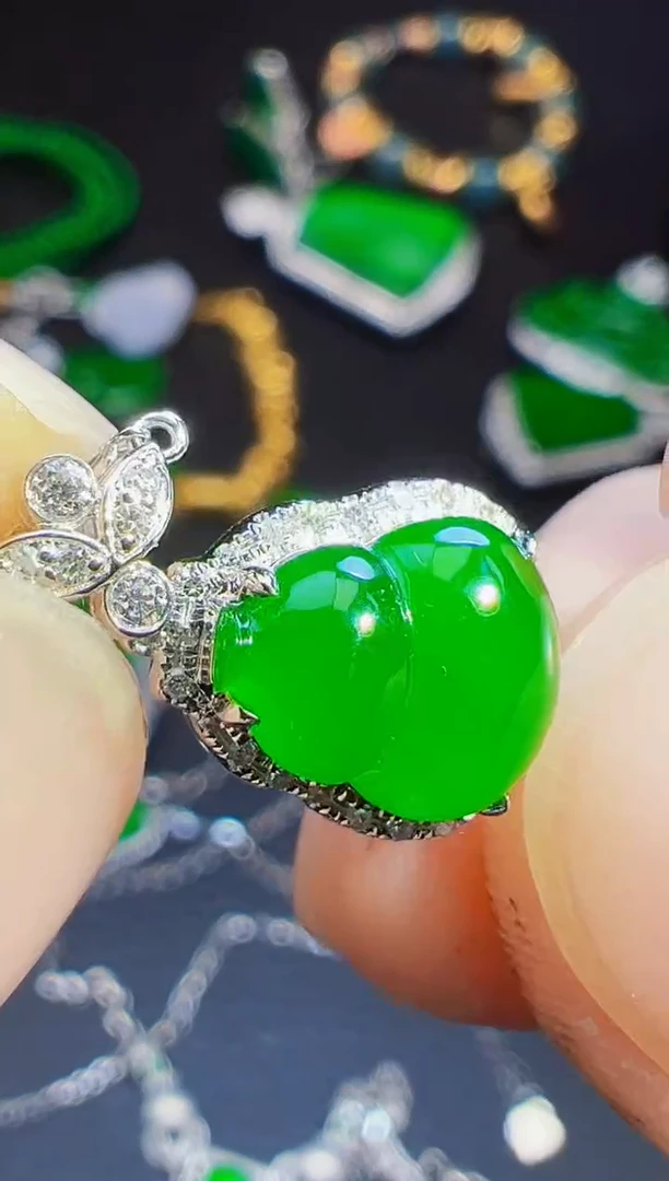 颈饰18K金镶嵌翡翠飘***。翡翠