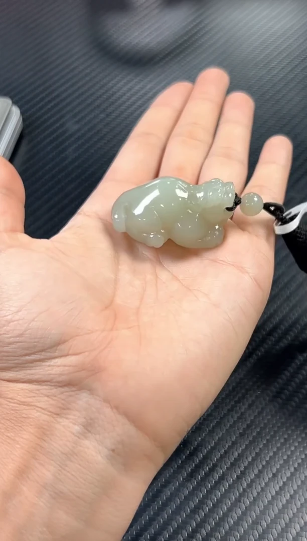 吊坠(赠链)未镶嵌和田玉且末微色差近矿貔貅吊坠