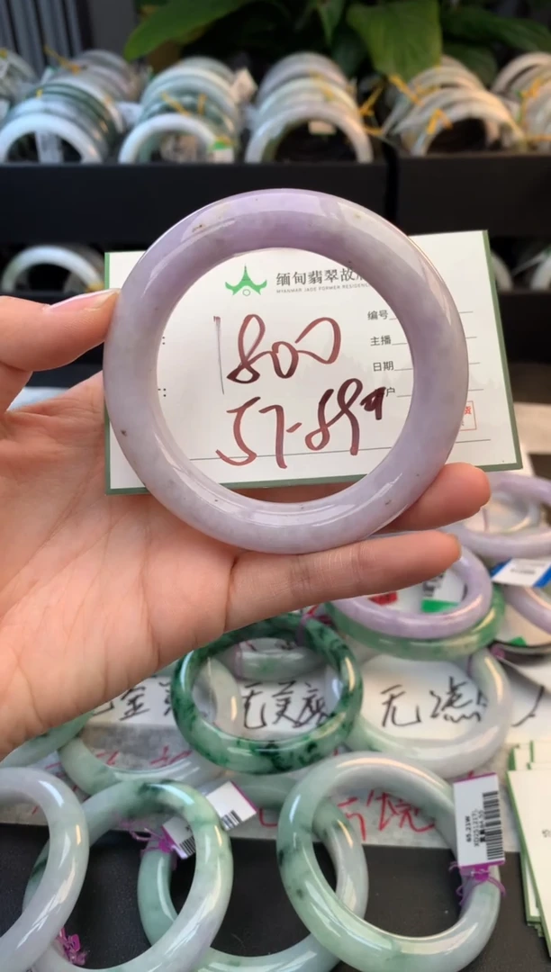 未镶嵌定制翡翠毛货需精细抛光+多人