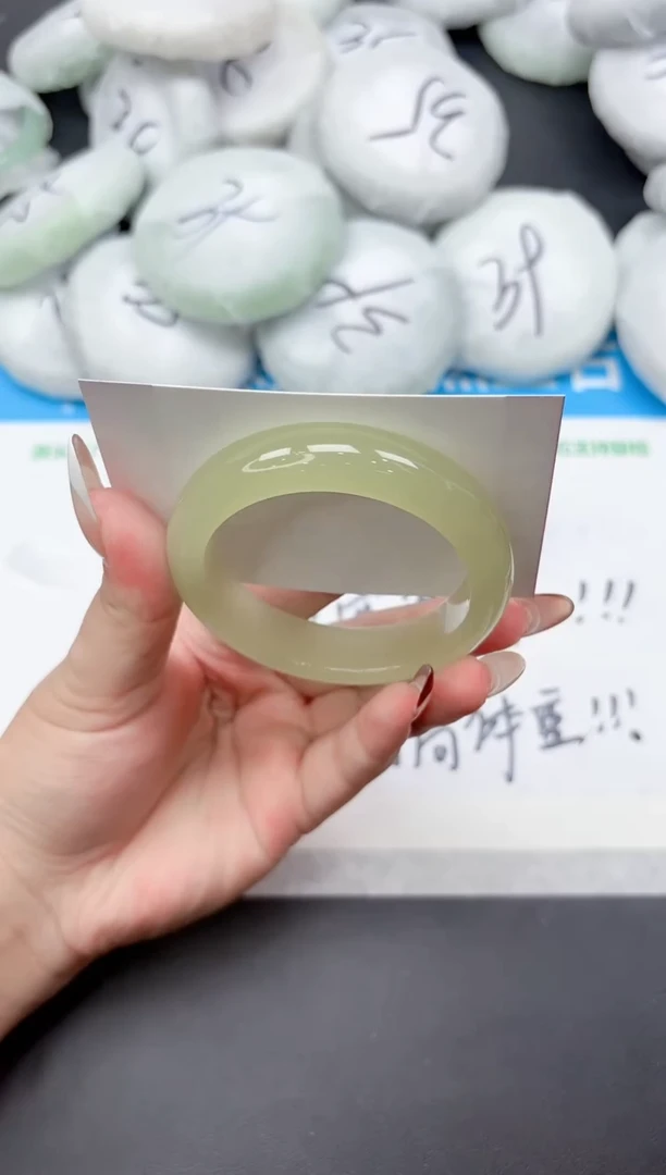 未镶嵌手镯石英质玉52-54.4