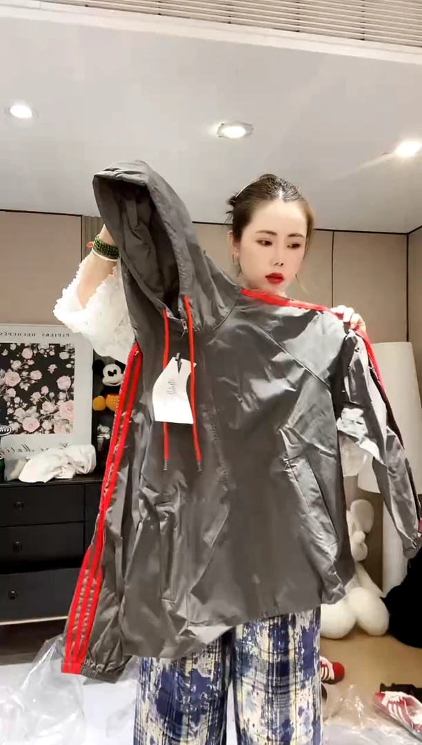 灰色外套三条杠