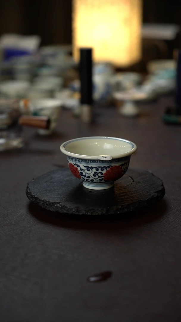 （小）全手工手绘原矿青花釉里红缠枝莲压手杯