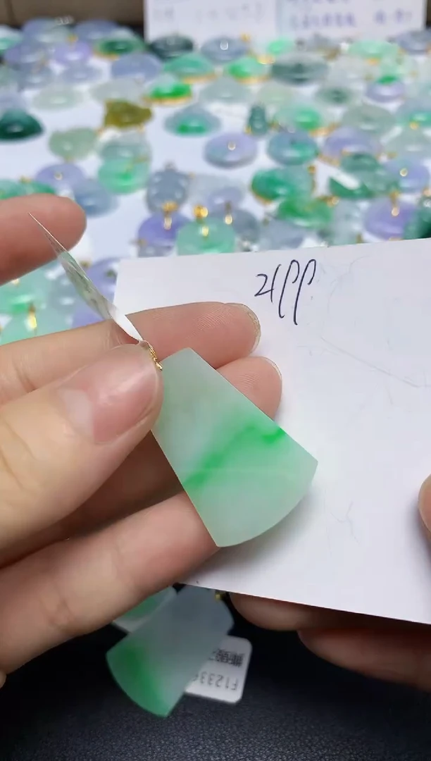 翡翠18K金镶嵌颈饰天然缅甸翡翠A货