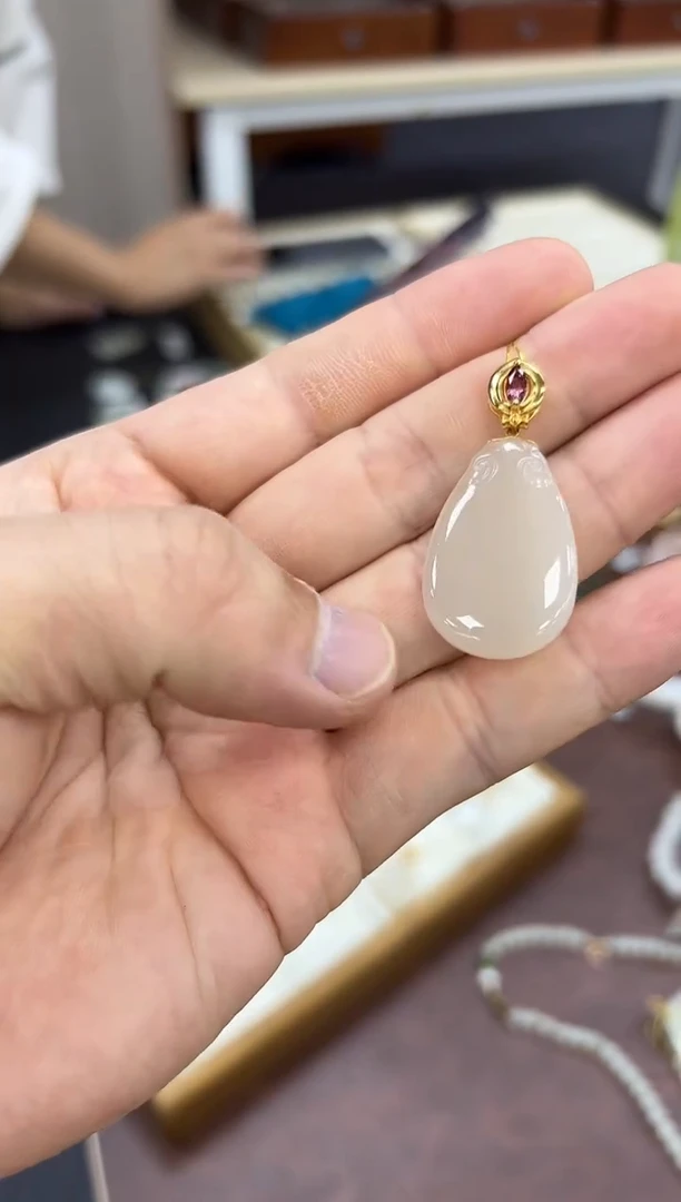 颈饰18K金镶嵌和田玉如意