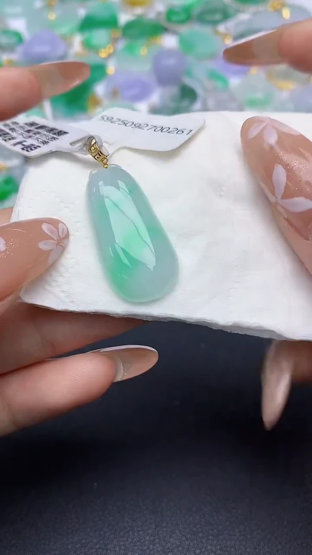 颈饰18K金镶嵌翡翠A货假一赔三支持复检百元上九元证书费自理