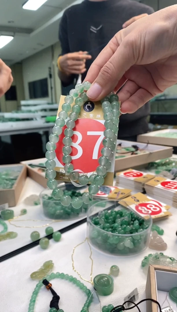 颈饰未镶嵌石英质玉卡8+87