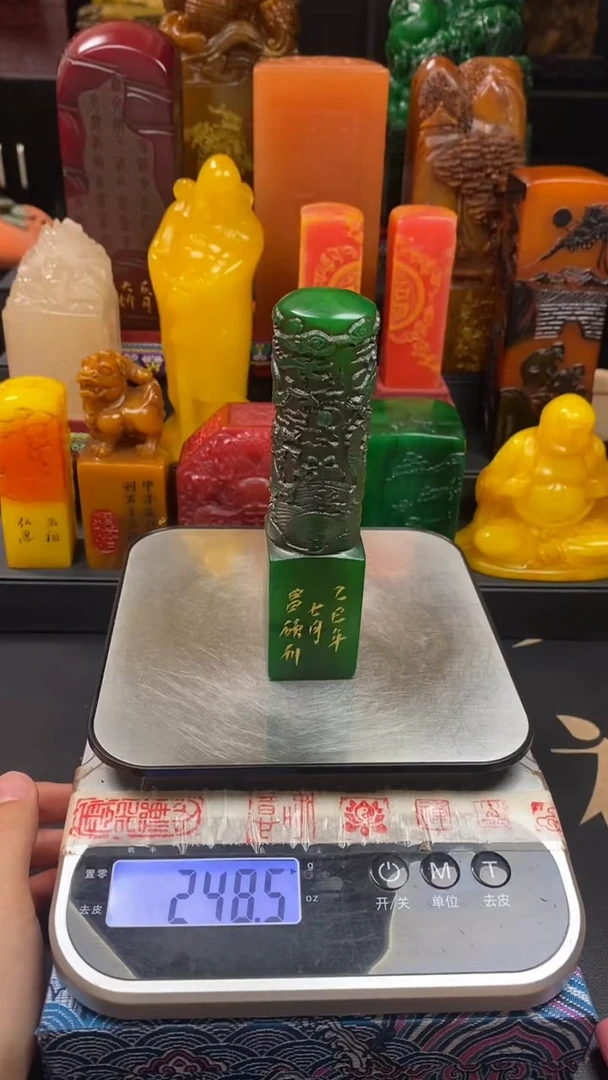 寿山石印石雅安绿双龙戏珠柱