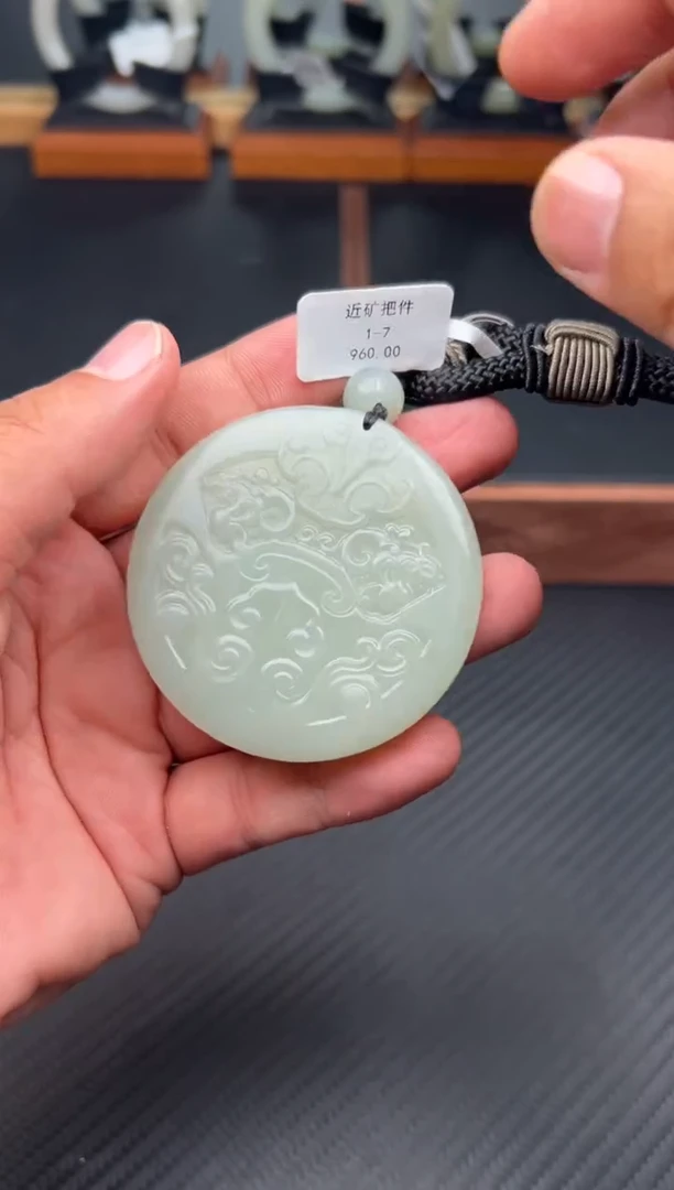 未镶嵌和田玉把件且末微色差近矿