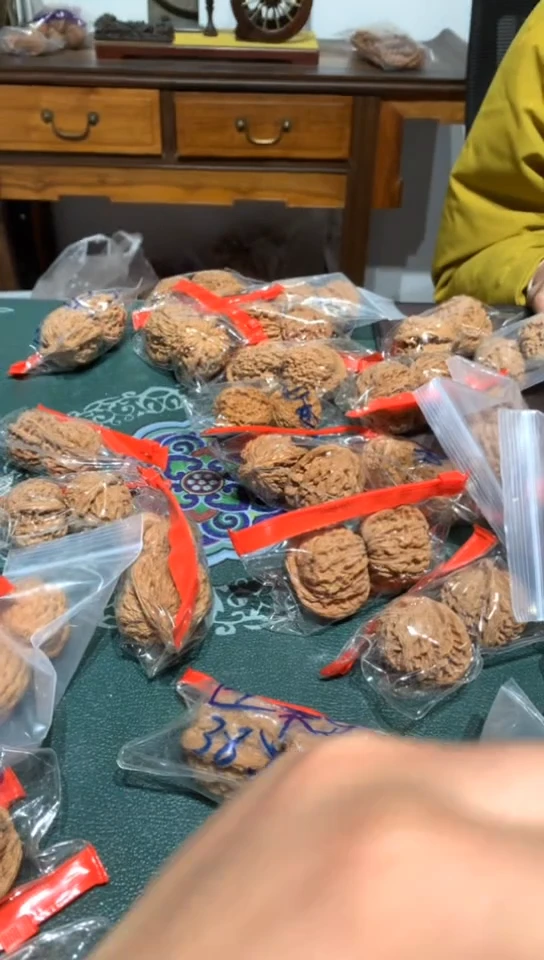 【闪购商品】文玩核桃吊坠四座楼有黄尖